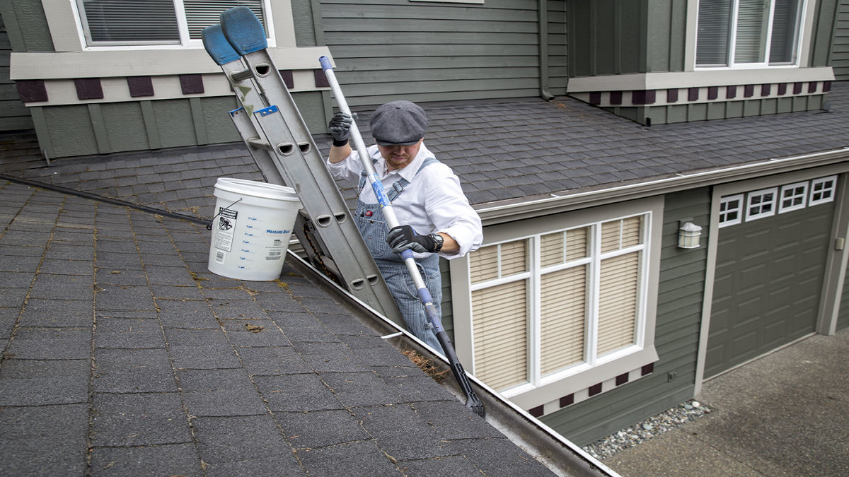 How Much Does Residential Gutter Cleaning Service Cost?